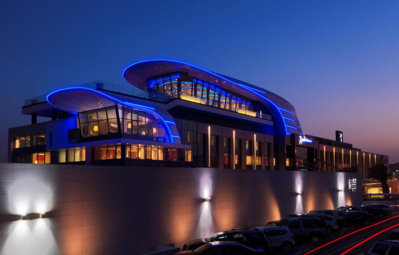 Radisson Blu Hotel, Kuwait Kuwait City Eksteriør bilde The terminal at night