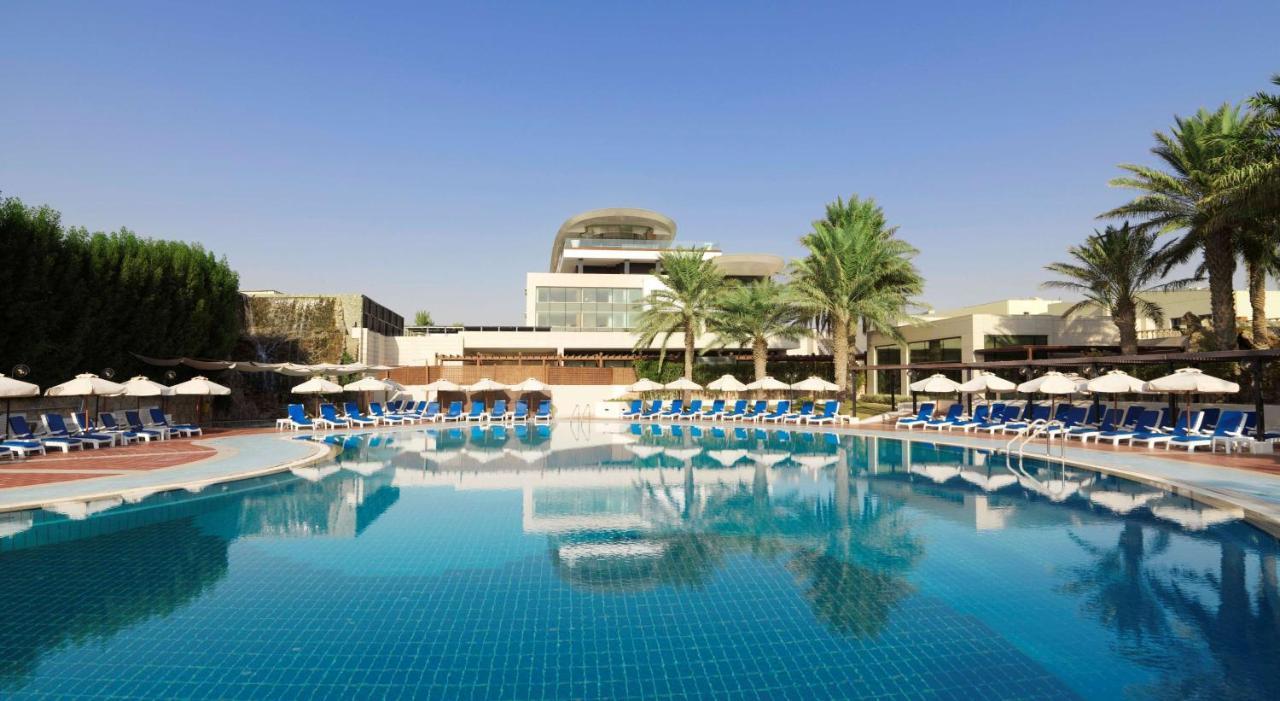 Radisson Blu Hotel, Kuwait Kuwait City Eksteriør bilde The swimming pool at the Jumeirah Creekside