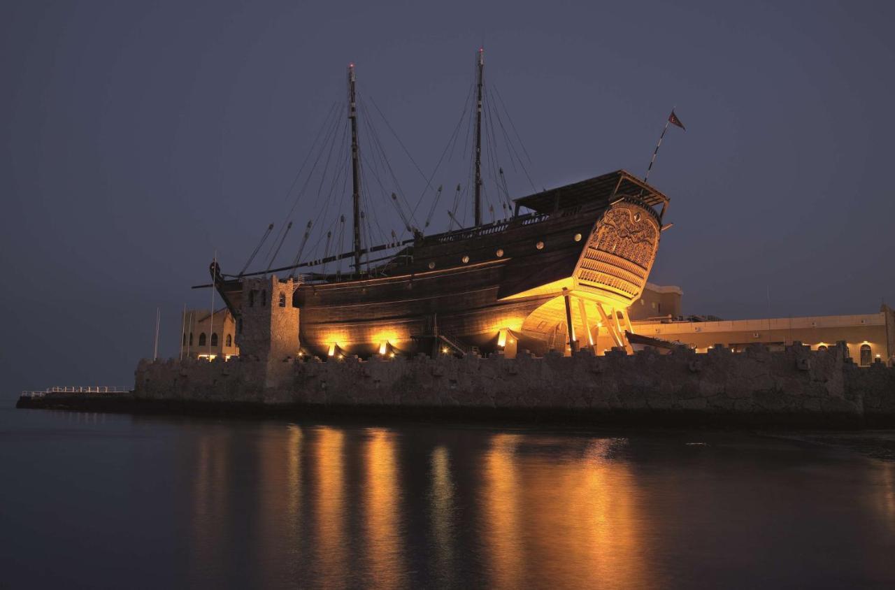 Radisson Blu Hotel, Kuwait Kuwait City Eksteriør bilde The museum at night