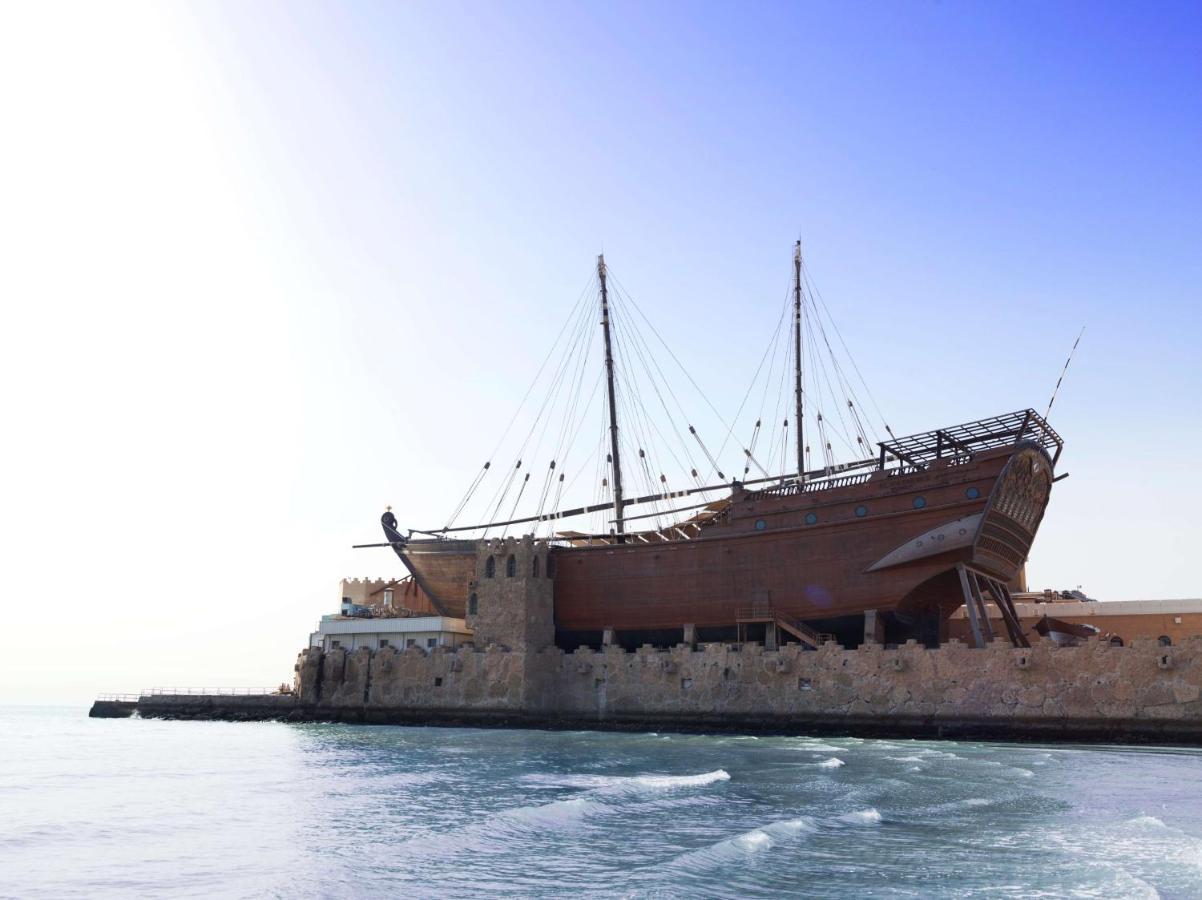 Radisson Blu Hotel, Kuwait Kuwait City Eksteriør bilde A traditional dhow in the port of Al-Barka
