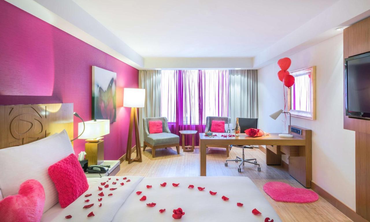 Radisson Blu Hotel, Kuwait Kuwait City Eksteriør bilde A room at the hotel