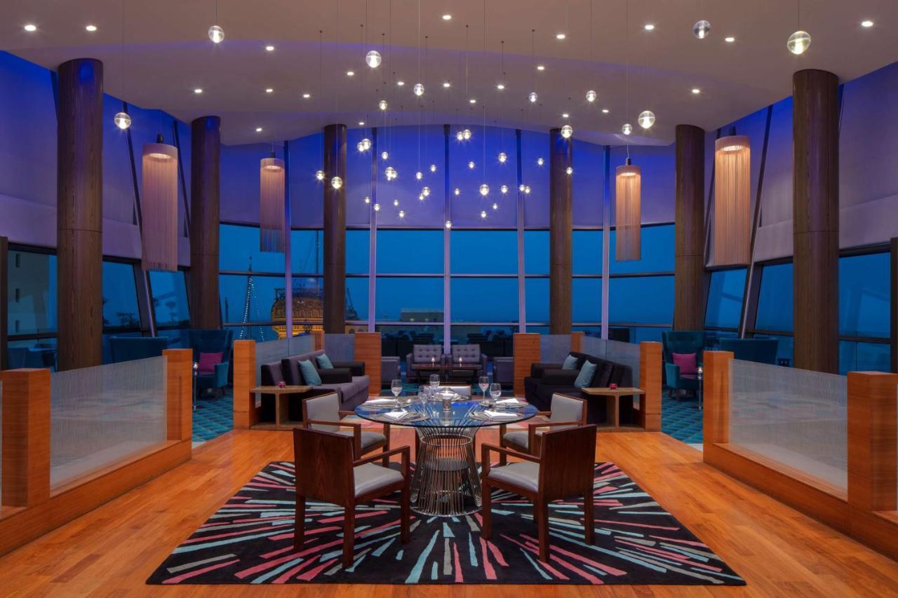 Radisson Blu Hotel, Kuwait Kuwait City Eksteriør bilde The Sky Bar