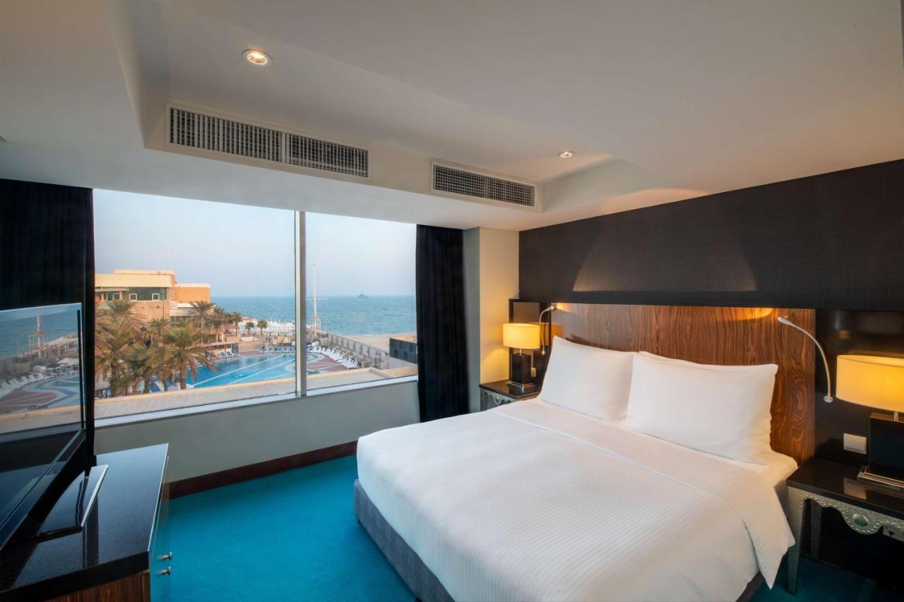 Radisson Blu Hotel, Kuwait Kuwait City Eksteriør bilde A bedroom at the Hilton Tel Aviv