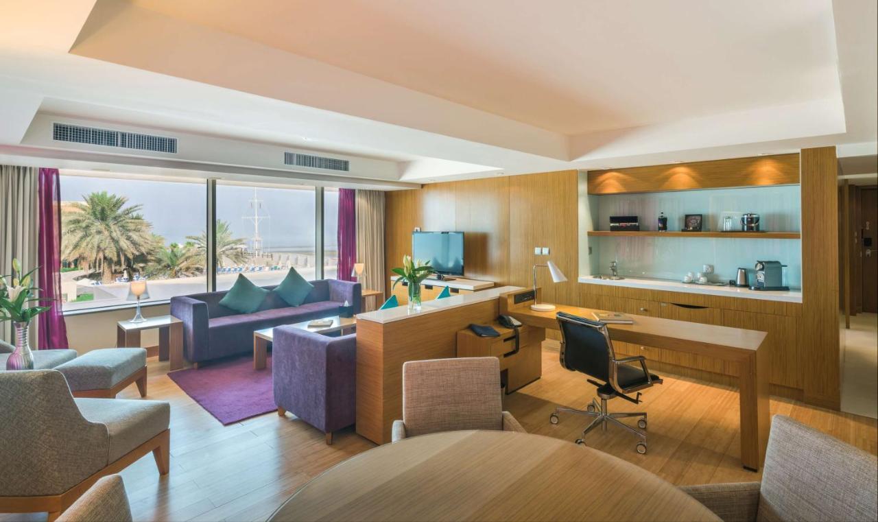 Radisson Blu Hotel, Kuwait Kuwait City Eksteriør bilde Suite at the Jumeirah Beach Hotel