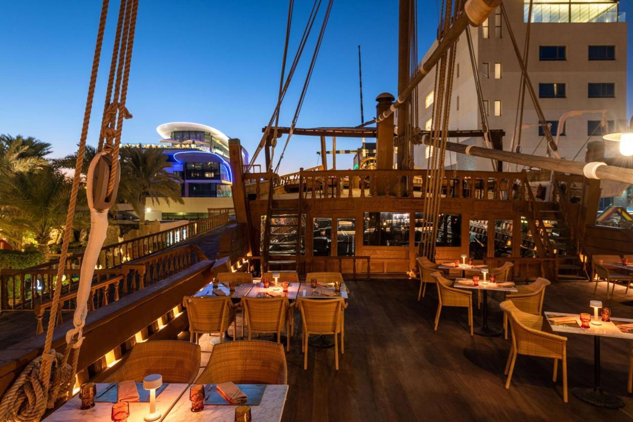 Radisson Blu Hotel, Kuwait Kuwait City Eksteriør bilde The Deck