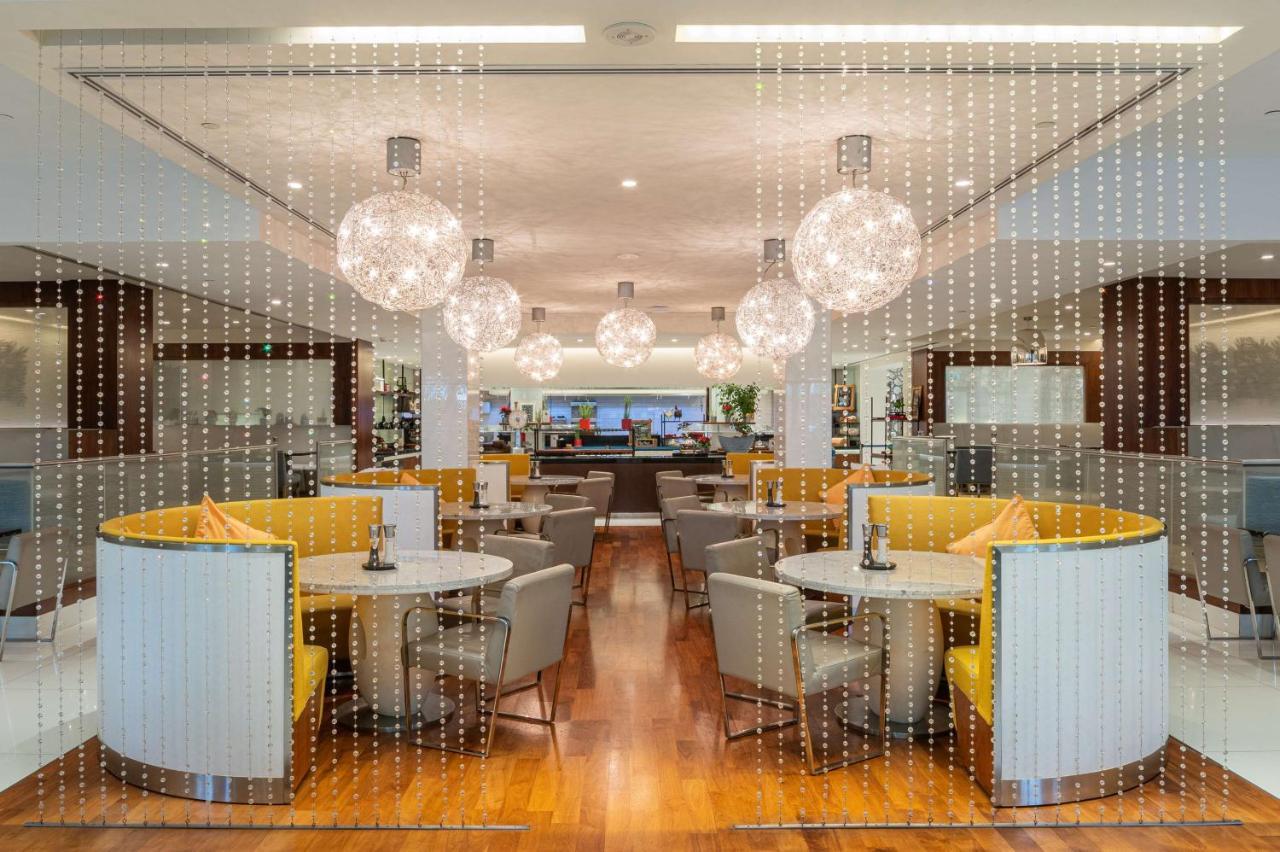 Radisson Blu Hotel, Kuwait Kuwait City Eksteriør bilde The lounge at London Heathrow Airport