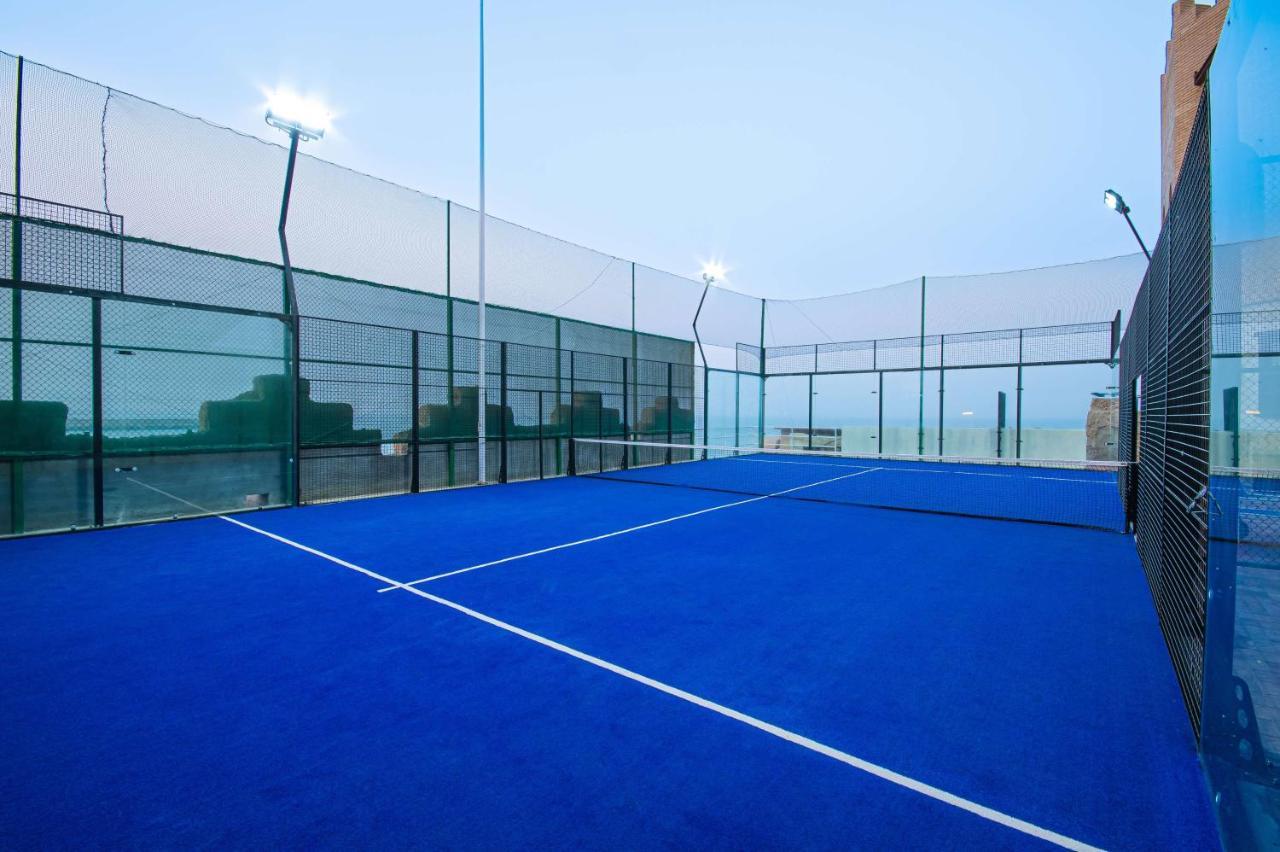 Radisson Blu Hotel, Kuwait Kuwait City Eksteriør bilde A paddle tennis court