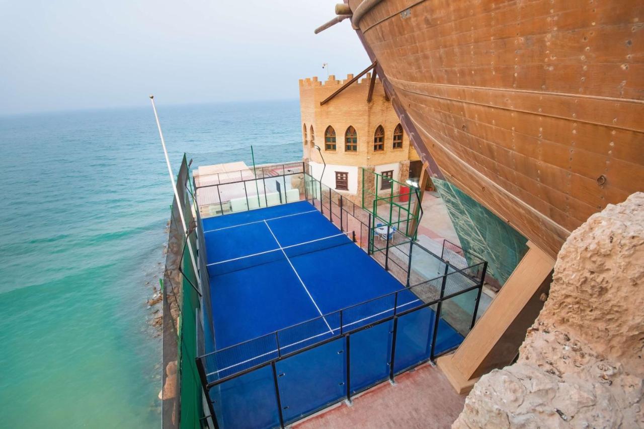 Radisson Blu Hotel, Kuwait Kuwait City Eksteriør bilde A paddle tennis court in the Al-Shaqra fort, Al-Shaqra, Saudi Arabia